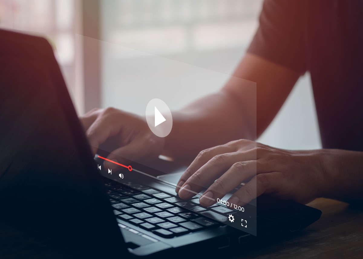 Balogh Dávid, a BOOM Marketing alapítója előadásában bemutatta a 2025-ös online marketing trendeket, és gyakorlati tanácsokat adott arra vonatkozóan, hogyan tehetők hatékonyabbá a céges kampányok.